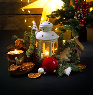 Koyu arkaplanda noel süslemesi