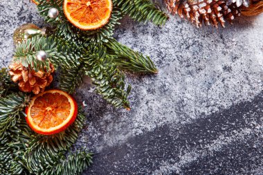 Koyu arkaplanda noel süslemesi