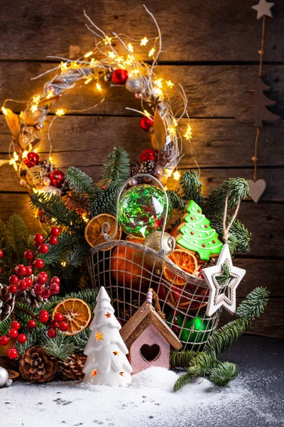 暗い背景でクリスマスの装飾 — ストック写真