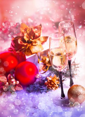tatil dekorasyon Noel ve yeni yıl kutlama iki şampanya bardakları. 