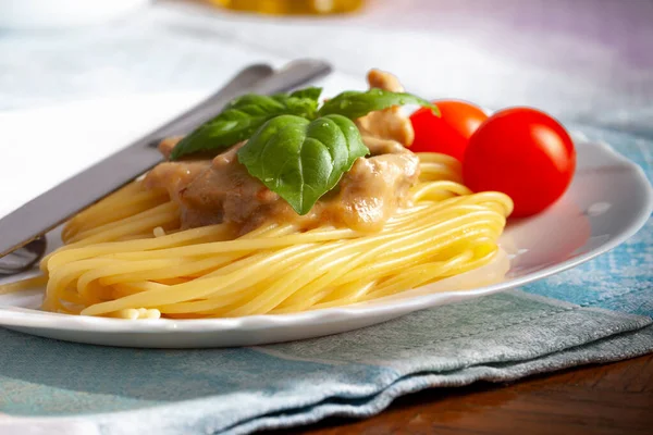 Nudelspaghetti Mit Bolognese Sauce Und Basilikum — Stockfoto