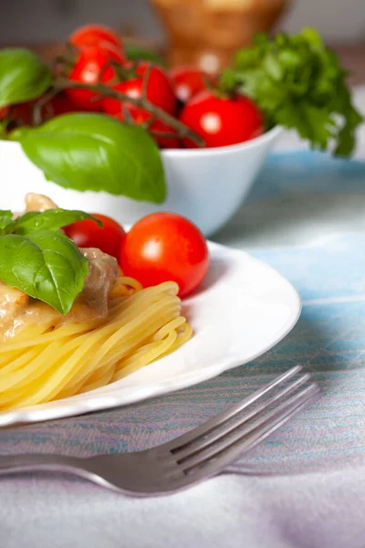 Makaron Spaghetti Sosem Bolognese Bazylią — Zdjęcie stockowe