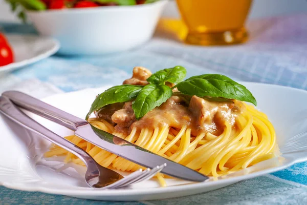 Pasta Spagetti Med Bolognesesaus Basilikum – stockfoto