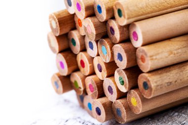 Ahşap renkli kalemler arka plan