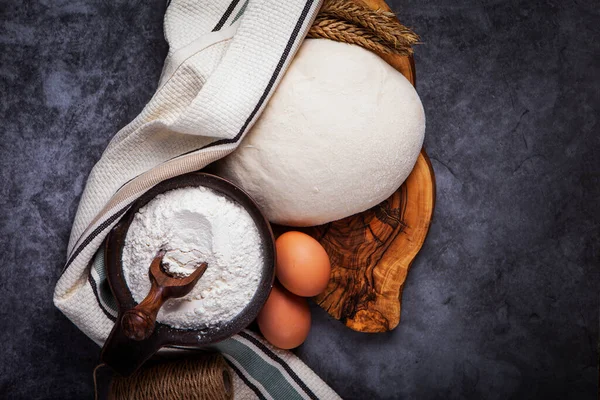 Raw Yeast Dough Covered Towel Bowl Floured Kitchen Table Recipe — Stock Photo, Image