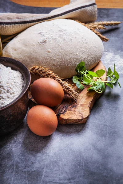 Raw Yeast Dough Covered Towel Bowl Floured Kitchen Table Recipe — Stock Photo, Image