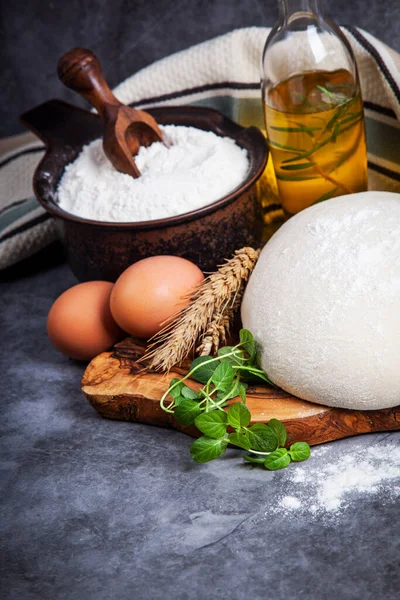 Raw Yeast Dough Covered Towel Bowl Floured Kitchen Table Recipe — Stock Photo, Image