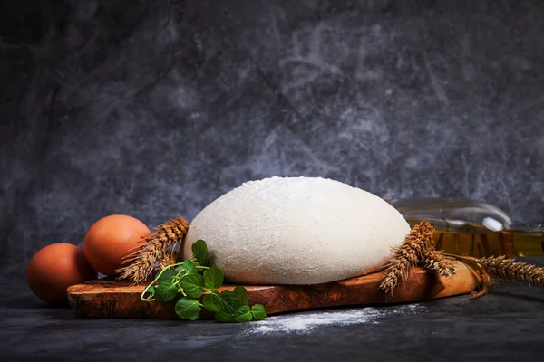 Raw Yeast Dough Covered Towel Bowl Floured Kitchen Table Recipe — Stock Photo, Image