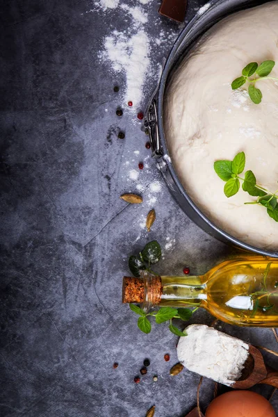 Raw Yeast Dough Covered Towel Bowl Floured Kitchen Table Recipe — Stock Photo, Image