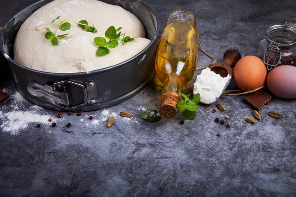 Pasta Lievito Crudo Coperto Con Asciugamano Una Ciotola Sul Tavolo — Foto Stock