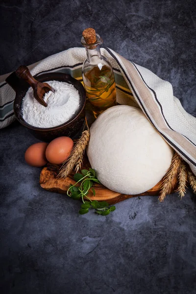 Masa Levadura Cruda Cubierta Con Una Toalla Tazón Mesa Cocina Imágenes de stock libres de derechos