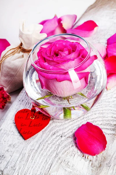 Meersalz Rose Seife Und Eine Brennende Kerze Auf Einem Weißen Stockbild