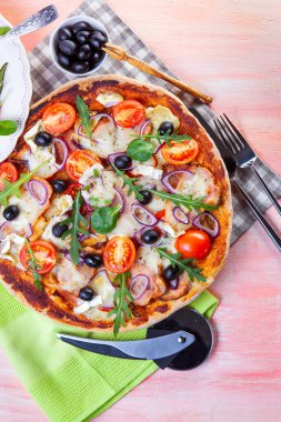 Kuru tedavi jambon ve salata pizza