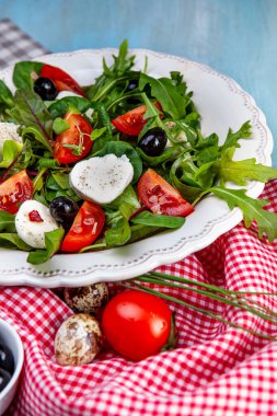Domatesli ve mozarellalı Caprese salatası