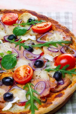 Kuru tedavi jambon ve salata pizza