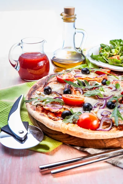 Pizza Com Presunto Curado Seco Salada — Fotografia de Stock