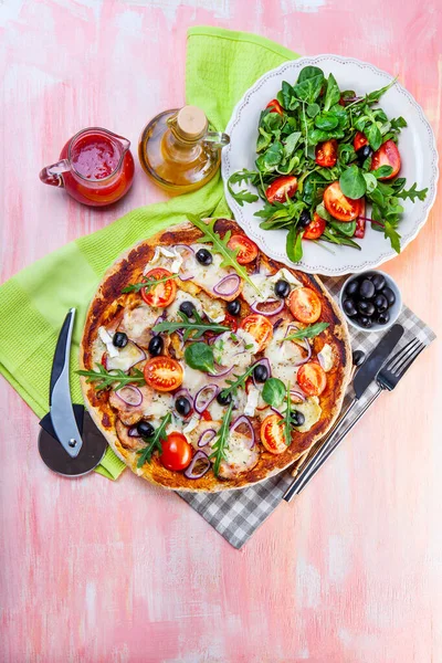 Pizza Mit Trockenschinken Und Salat Stockbild
