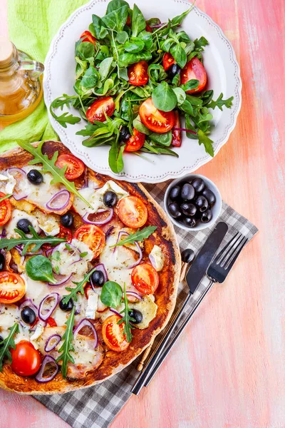 Pizza Met Droge Gerookte Ham Salade Stockfoto