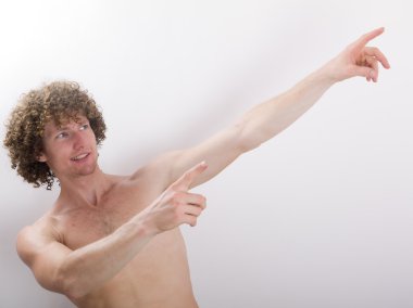 Kıvırcık saçlı adam.