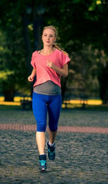 kadın fitness egzersizleri açık havada yapma