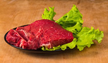 Kuru biber ile ham sığır eti biftek