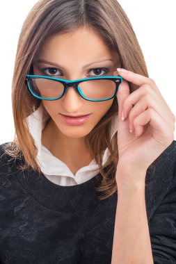güzel yong kadın üzerinde beyaz izole gözlük