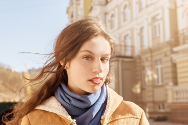 genç güzel kadın açık dikey