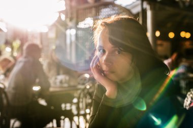 caffe genç güzel kadın portresi