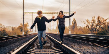 genç güzel iki demiryolu üzerinde yürüyen bir ilişki içinde
