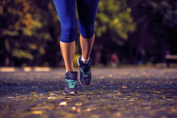 Mujer haciendo ejercicios de fitness al aire libre — Foto de Stock