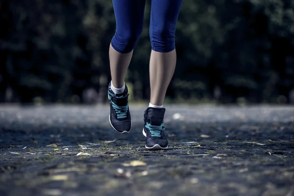 kadın fitness egzersizleri açık havada yapma