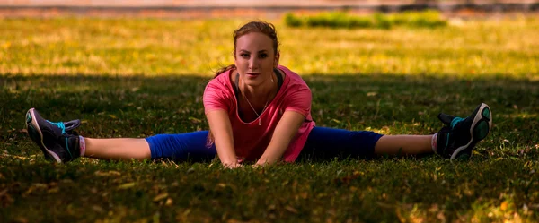 Kadın fitness egzersizleri açık havada yapma — Stok fotoğraf