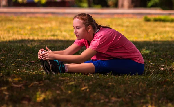 Žena dělat fitness cvičení venku — Stock fotografie