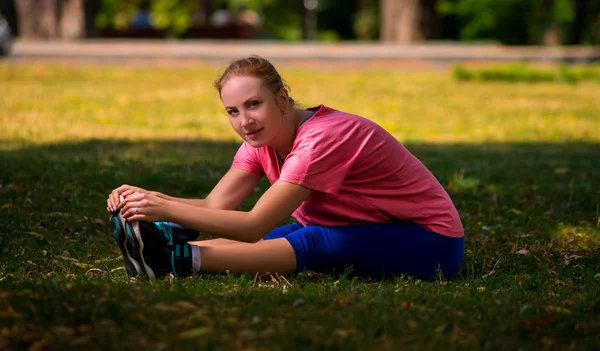 Kadın fitness egzersizleri açık havada yapma — Stok fotoğraf