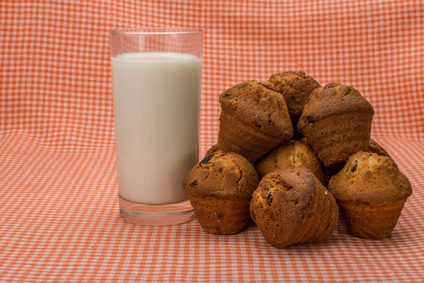 Leckere leckere Plätzchen mit einem Glas Milch — Stockfoto