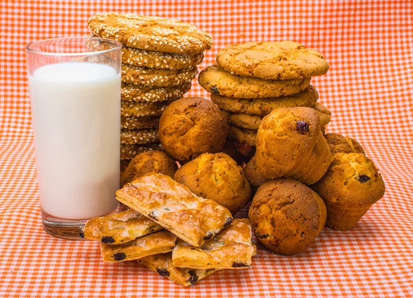 Bir bardak süt ile lezzetli lezzetli kurabiyeler — Stok fotoğraf