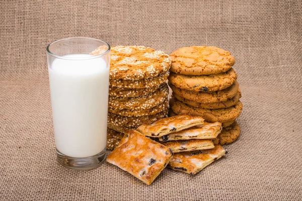 Bir bardak süt ile lezzetli lezzetli kurabiyeler — Stok fotoğraf