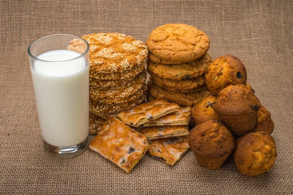 Delicious tasty cookies with glass of milk — Stock Photo, Image