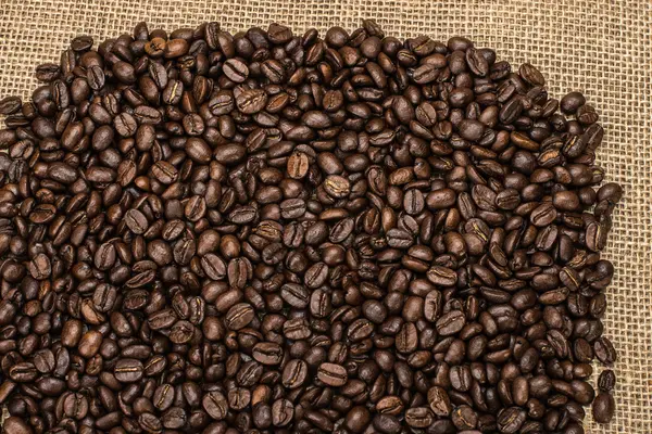 Café sabroso con granos de café en el fondo — Foto de Stock