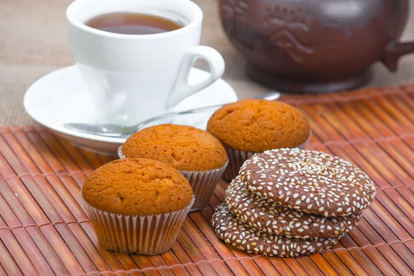 Deliziosi biscotti gustosi e tè — Foto Stock