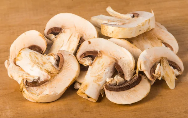 Délicieux champignon cru Agraicus sur fond de bois — Photo