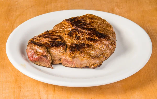 Gekocht leckeres Steak vom Grill — Stockfoto