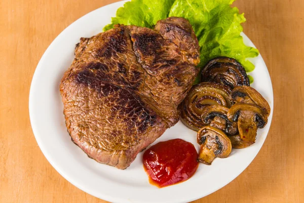 Gekocht leckeres Steak vom Grill — Stockfoto