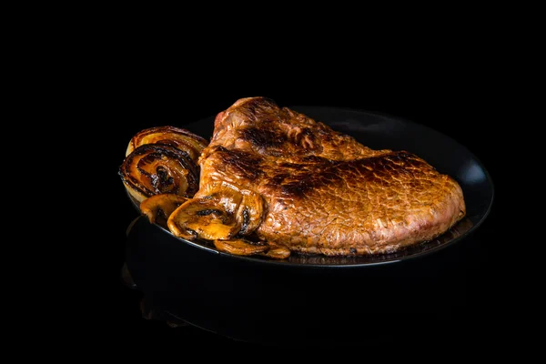 Gekocht köstliches gegrilltes Steak Grill isoliert auf schwarz — Stockfoto