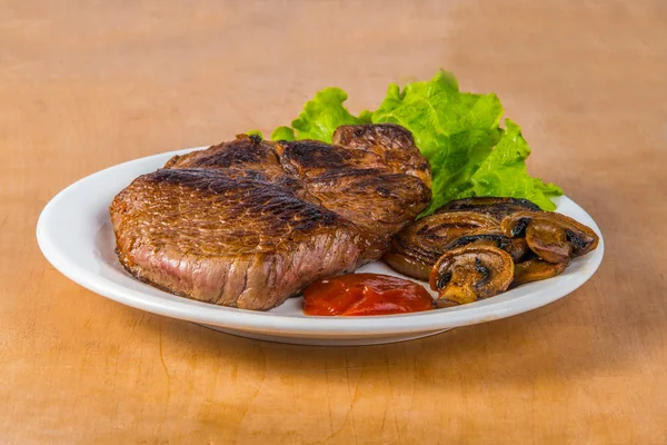 Gekocht leckeres Steak vom Grill — Stockfoto