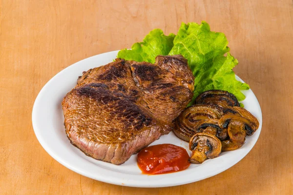 Gekocht leckeres Steak vom Grill — Stockfoto