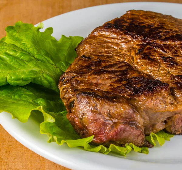 Gekocht leckeres Steak vom Grill — Stockfoto