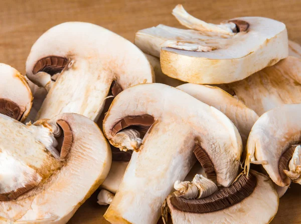 Deliciosos cogumelos Agraicus crus em fundo de madeira — Fotografia de Stock