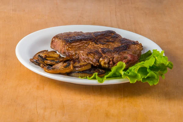 Gekocht leckeres Steak vom Grill — Stockfoto