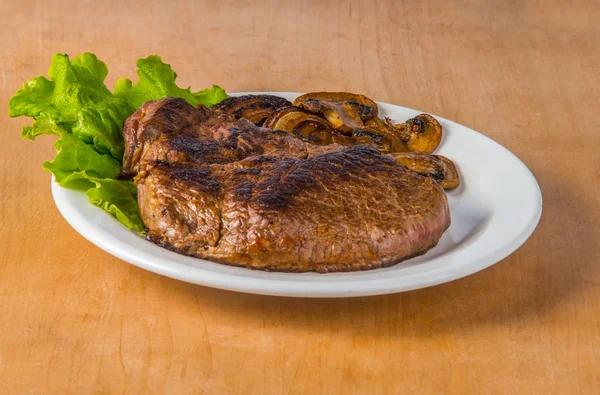 Gekocht leckeres Steak vom Grill — Stockfoto